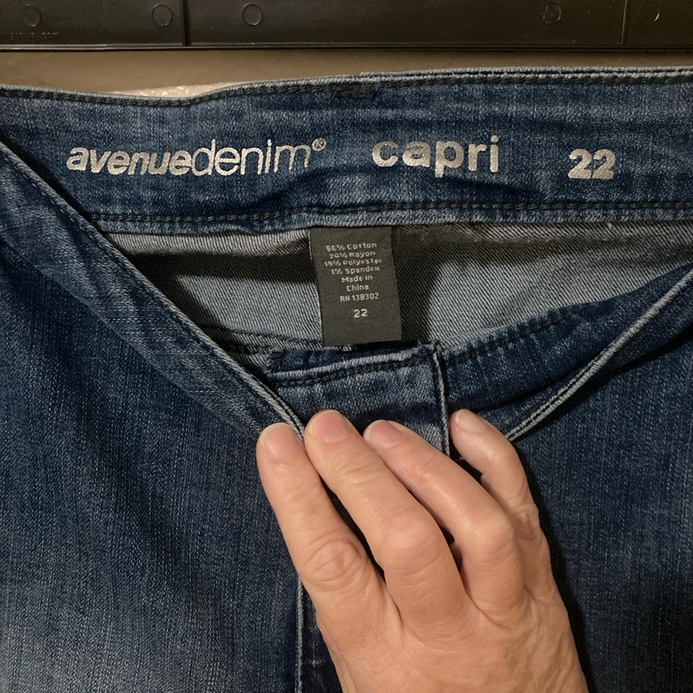 Avenue Women's Denim capri Jeans - Picture 3 of 4